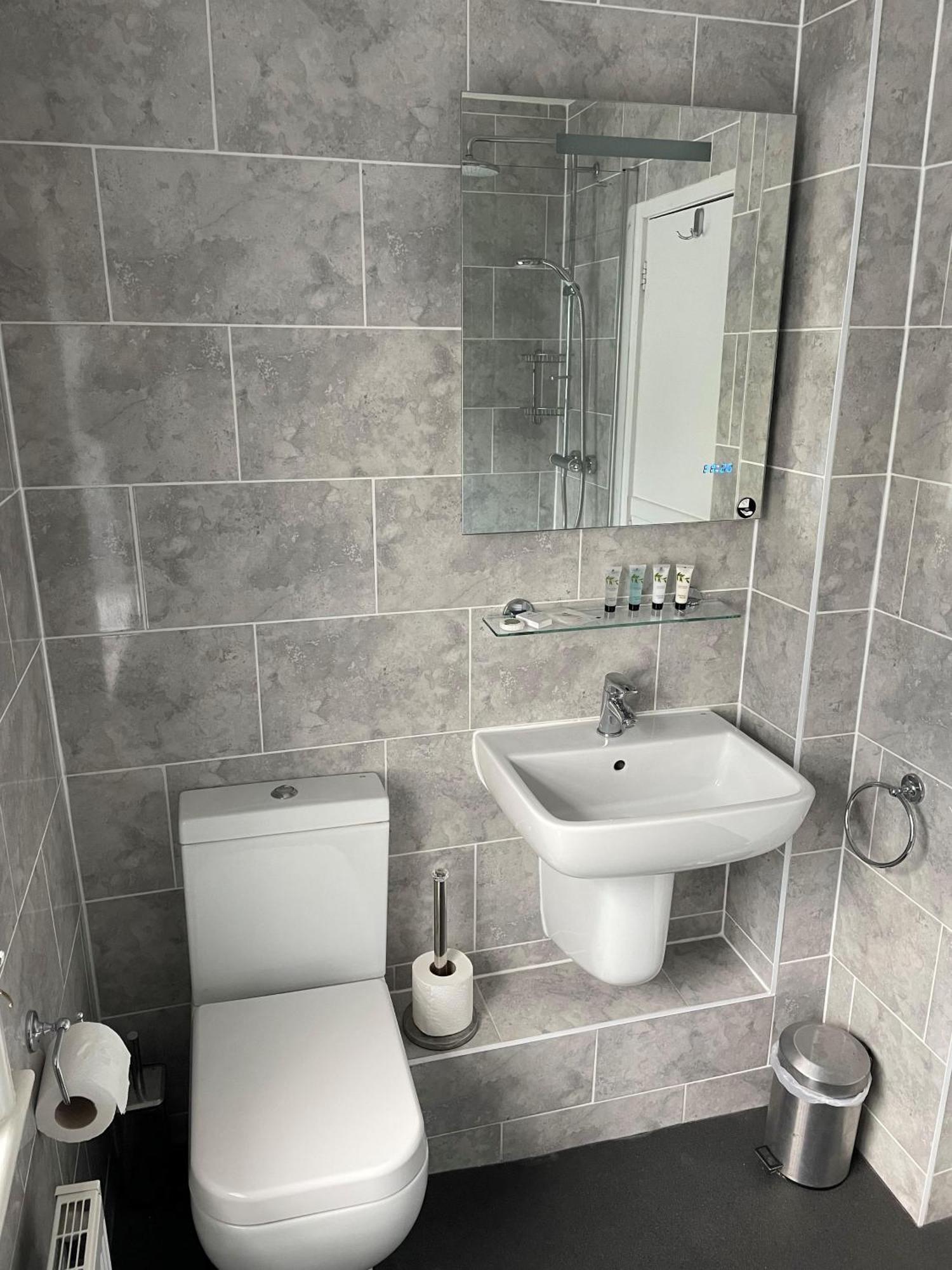 The Swan Inn Sturminster Newton Room photo