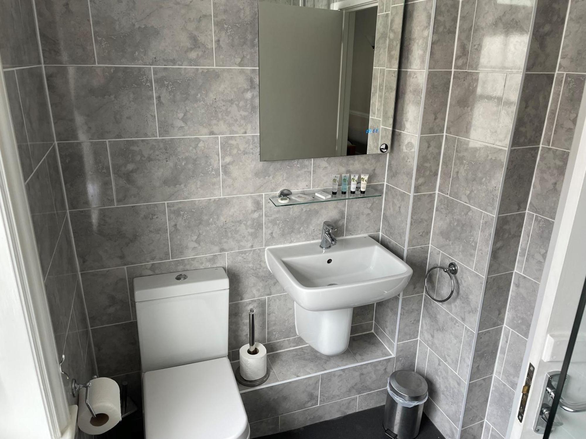 The Swan Inn Sturminster Newton Room photo